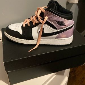 Bearly used. Will be cleaned before shipped out and comes with box and laces!!